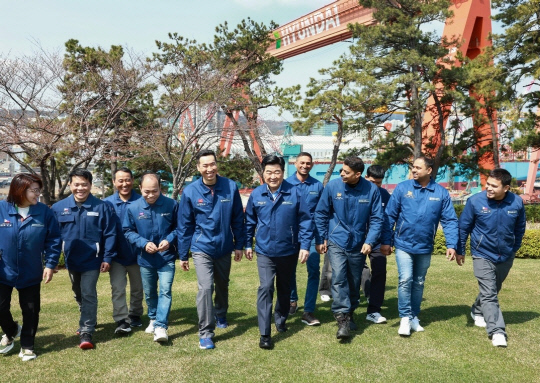 27일 울산 HD현대중공업 영빈관에서 권오갑(가운데) HD현대 회장이 외국인 근로자들과 담소를 나누고 있다. HD현대 제공